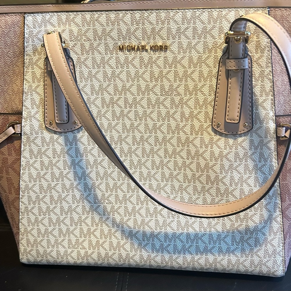 Medium tote only carried for about 2 months Smoke Free home